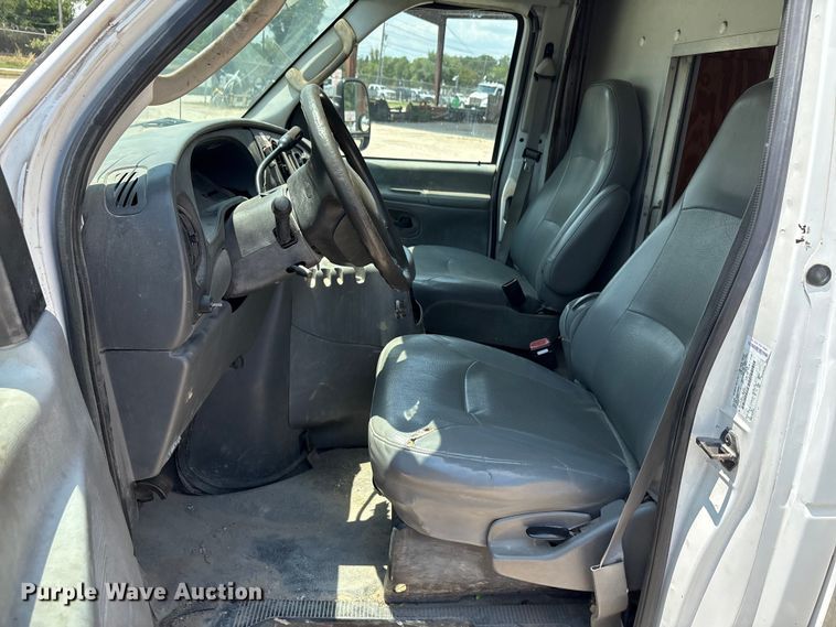 image for item EU0033 2005 Ford E350 Super Duty box truck