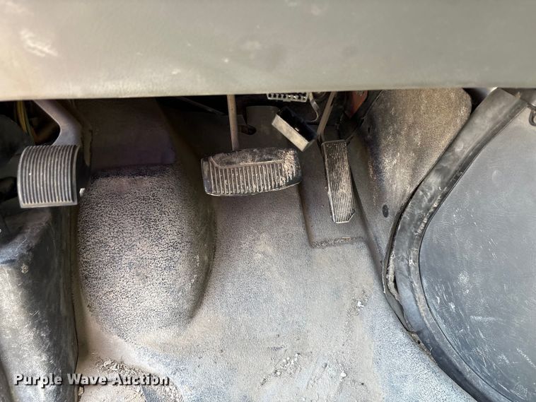 image for item EU0033 2005 Ford E350 Super Duty box truck