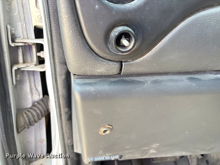 image for item EU0033 2005 Ford E350 Super Duty box truck