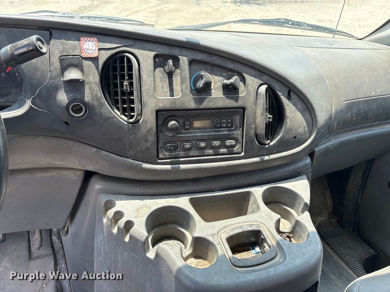 image for item EU0033 2005 Ford E350 Super Duty box truck