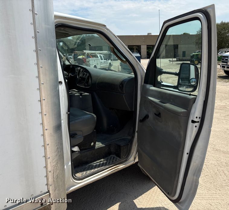 image for item EU0033 2005 Ford E350 Super Duty box truck