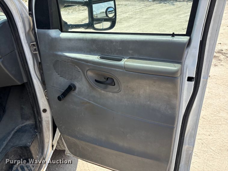 image for item EU0033 2005 Ford E350 Super Duty box truck