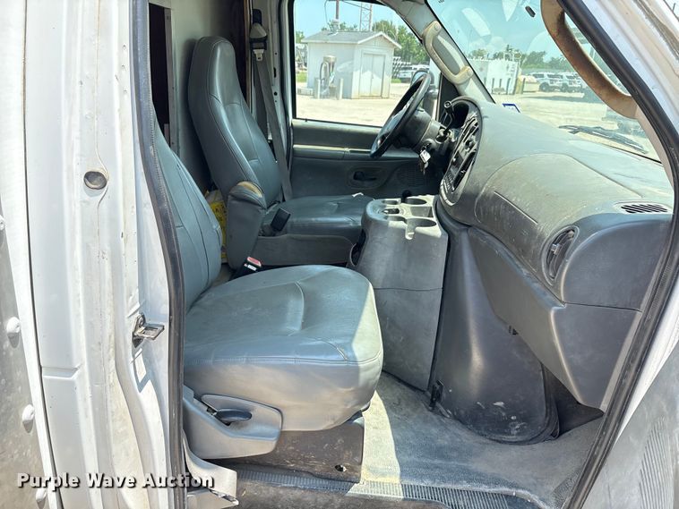 image for item EU0033 2005 Ford E350 Super Duty box truck