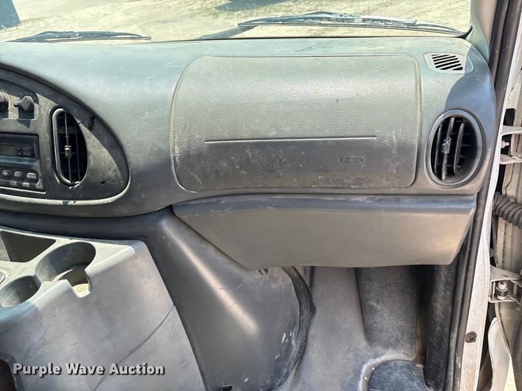 image for item EU0033 2005 Ford E350 Super Duty box truck