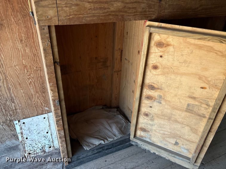 image for item EU0033 2005 Ford E350 Super Duty box truck