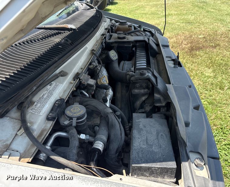 image for item EU0033 2005 Ford E350 Super Duty box truck