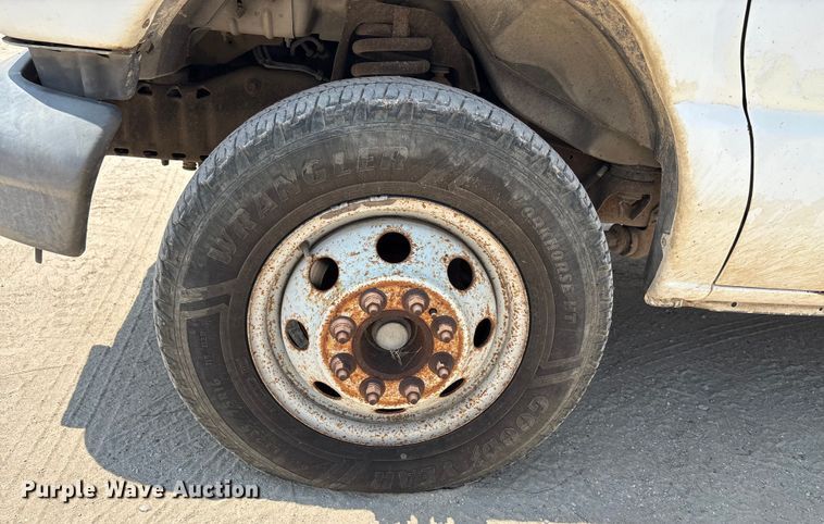 image for item EU0033 2005 Ford E350 Super Duty box truck