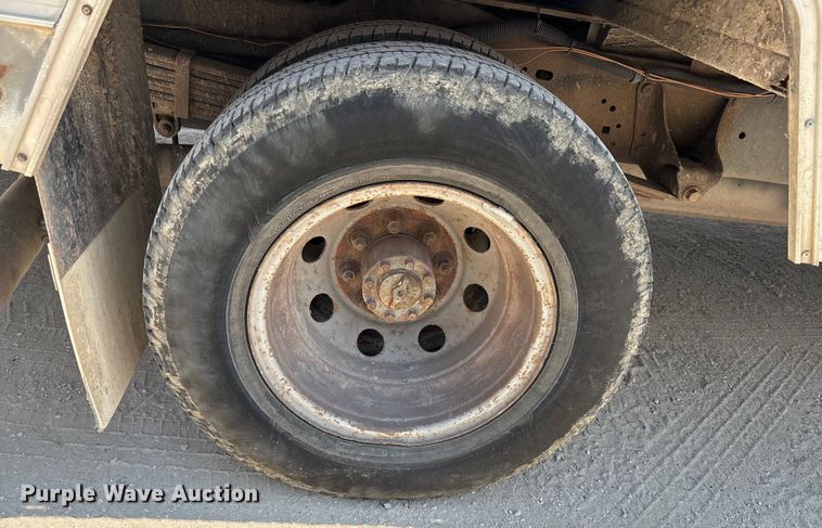 image for item EU0033 2005 Ford E350 Super Duty box truck