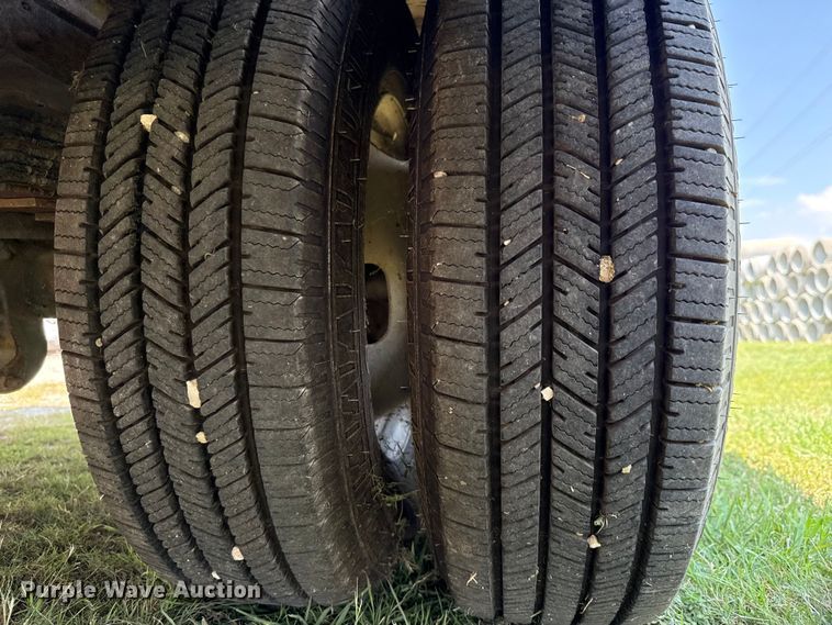 image for item EU0064 2010 Ford F350 Super Duty Crew Cab utility bed pickup truck