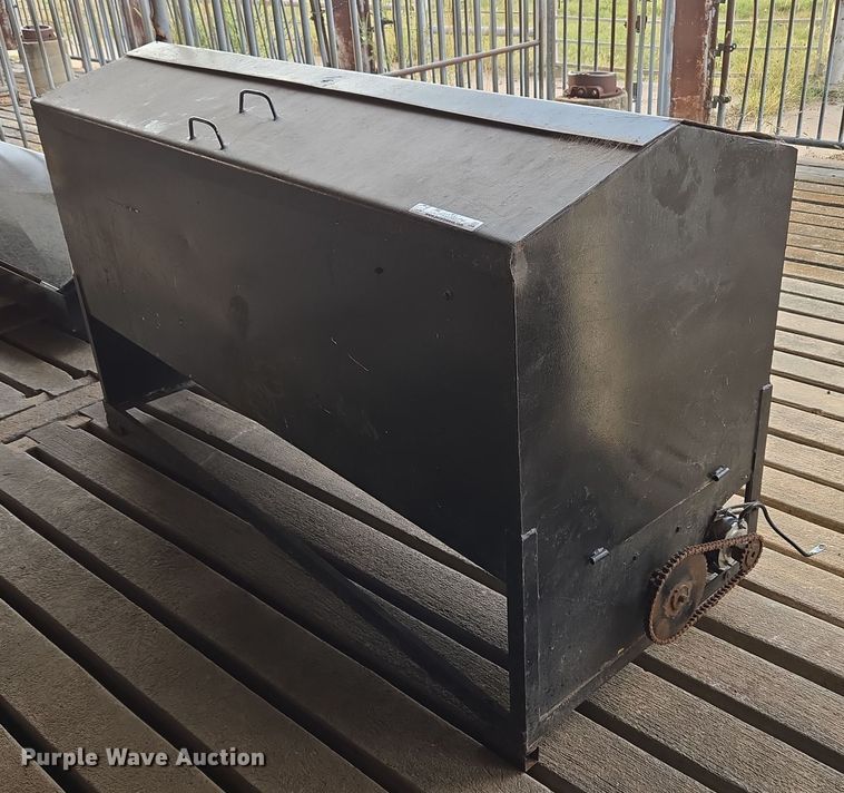 image for item EU3706 Cake feeder