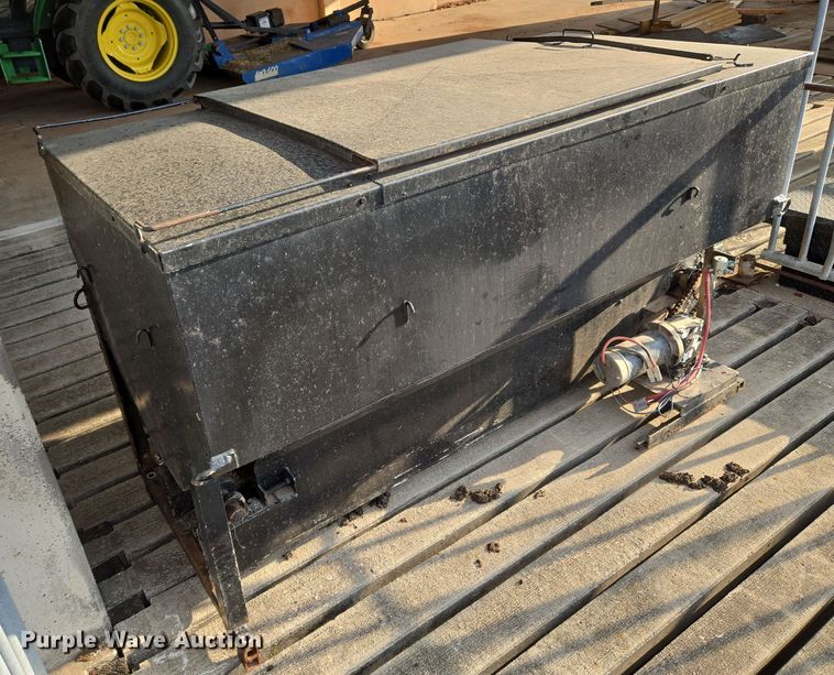 image for item EU3709 Cake feeder