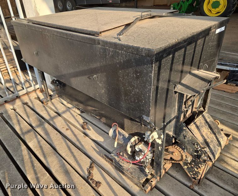 image for item EU3709 Cake feeder