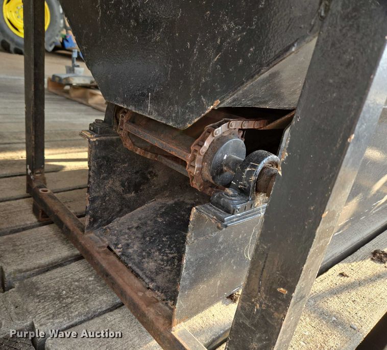 image for item EU3709 Cake feeder