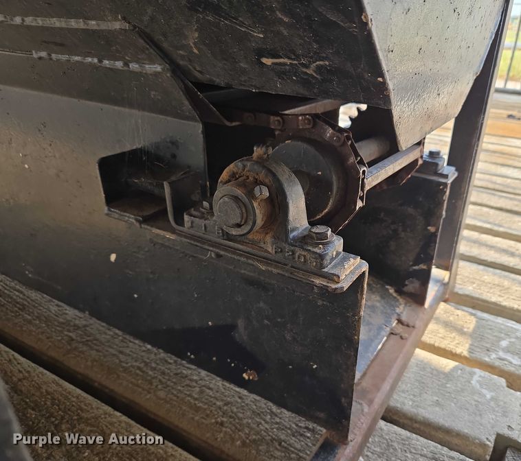 image for item EU3709 Cake feeder