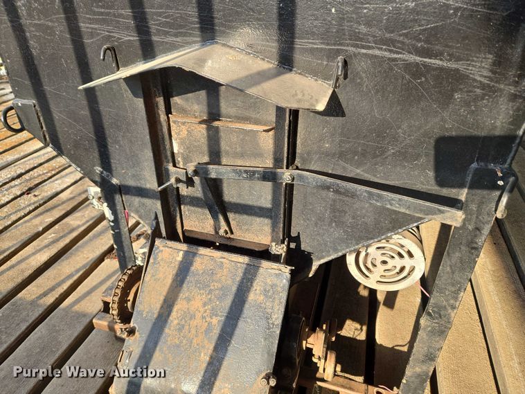 image for item EU3709 Cake feeder