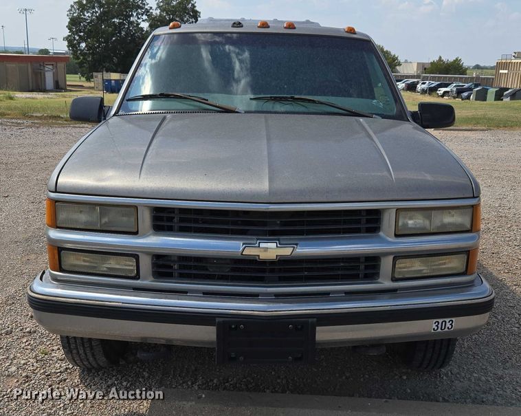 image for item EU3715 2000 Chevrolet C3500 Crew Cab pickup truck