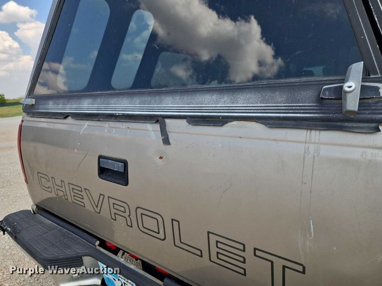 image for item EU3715 2000 Chevrolet C3500 Crew Cab pickup truck