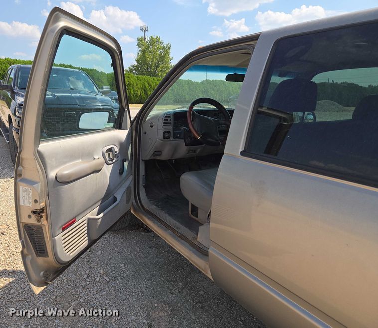 image for item EU3715 2000 Chevrolet C3500 Crew Cab pickup truck