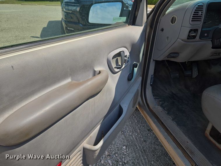 image for item EU3715 2000 Chevrolet C3500 Crew Cab pickup truck