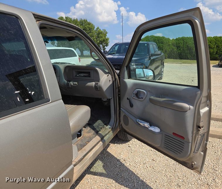 image for item EU3715 2000 Chevrolet C3500 Crew Cab pickup truck