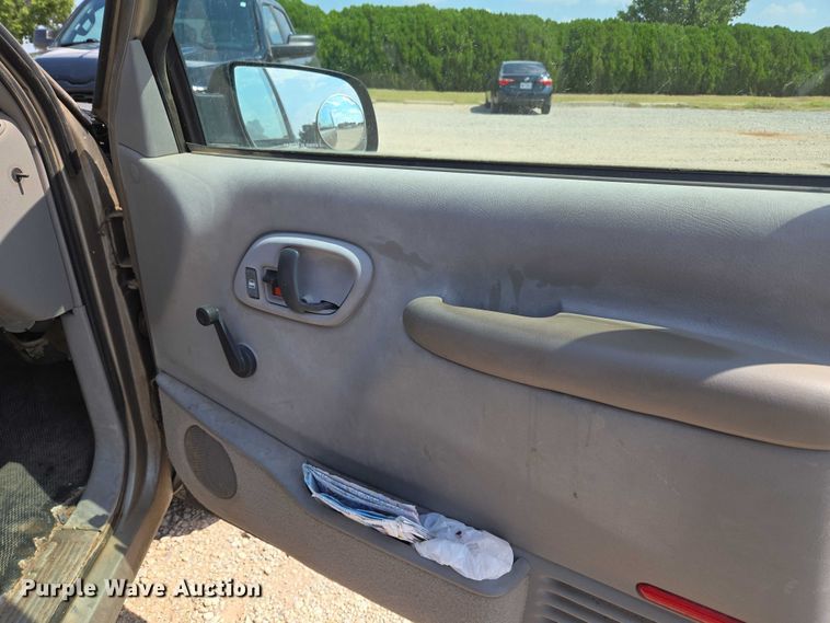 image for item EU3715 2000 Chevrolet C3500 Crew Cab pickup truck