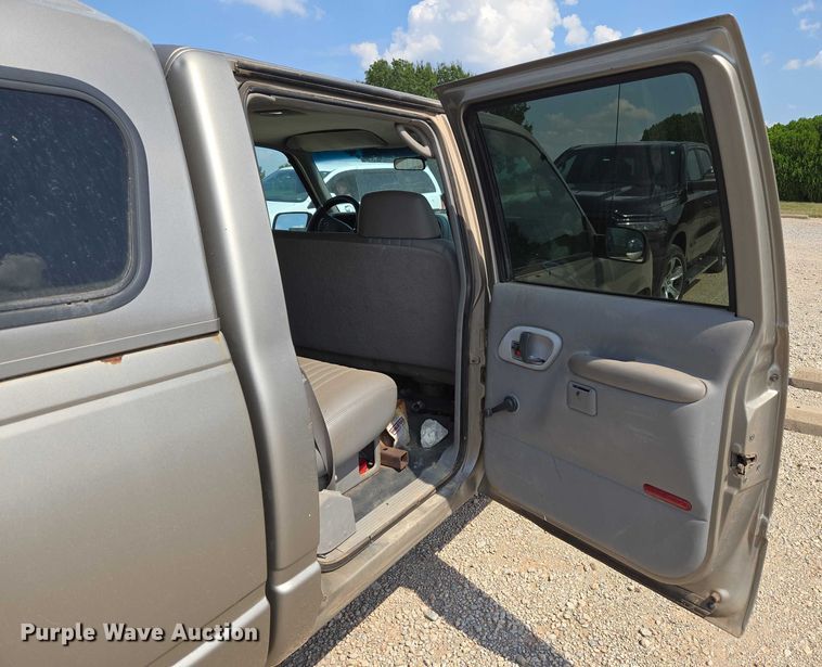 image for item EU3715 2000 Chevrolet C3500 Crew Cab pickup truck