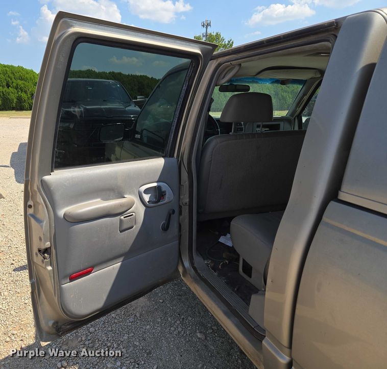 image for item EU3715 2000 Chevrolet C3500 Crew Cab pickup truck