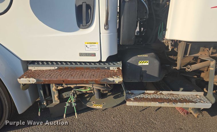 image for item EU4589 2015 Freightliner Business Class M2 street sweeper truck