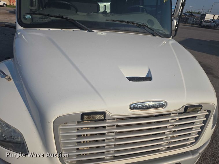 image for item EU4589 2015 Freightliner Business Class M2 street sweeper truck