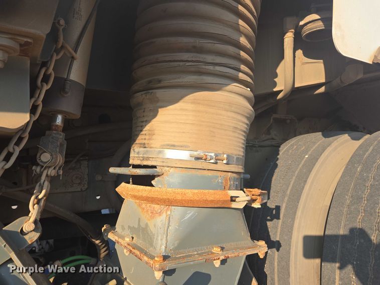 image for item EU4589 2015 Freightliner Business Class M2 street sweeper truck