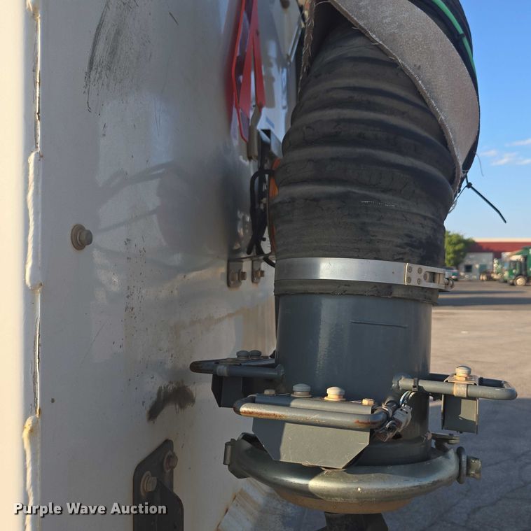 image for item EU4589 2015 Freightliner Business Class M2 street sweeper truck