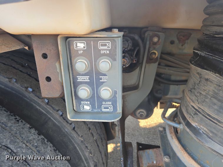 image for item EU4589 2015 Freightliner Business Class M2 street sweeper truck