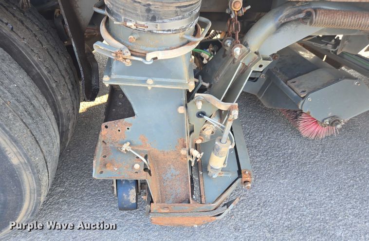 image for item EU4589 2015 Freightliner Business Class M2 street sweeper truck