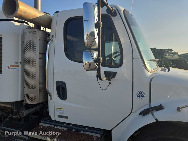 image for item EU4589 2015 Freightliner Business Class M2 street sweeper truck