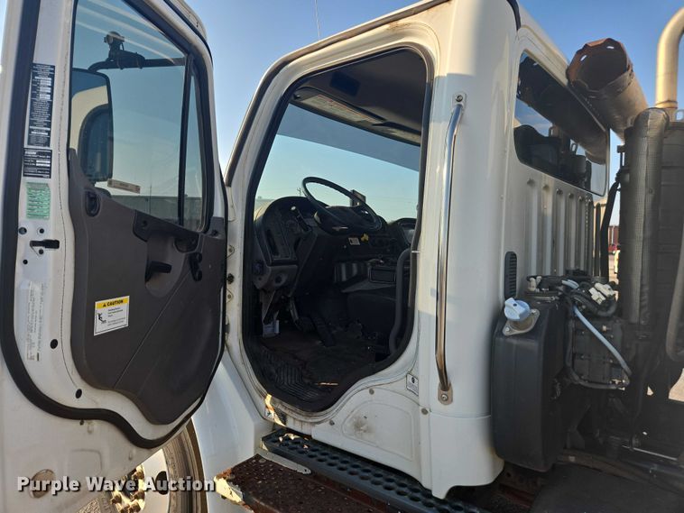 image for item EU4589 2015 Freightliner Business Class M2 street sweeper truck