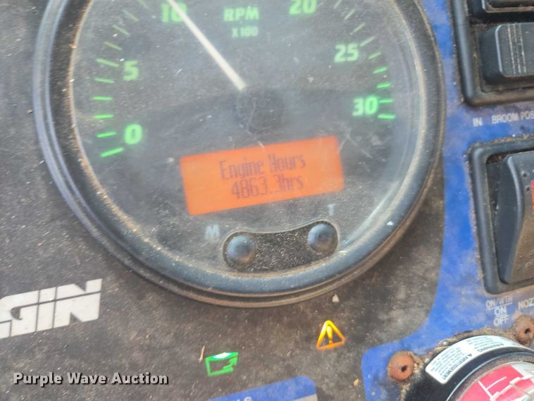 image for item EU4589 2015 Freightliner Business Class M2 street sweeper truck