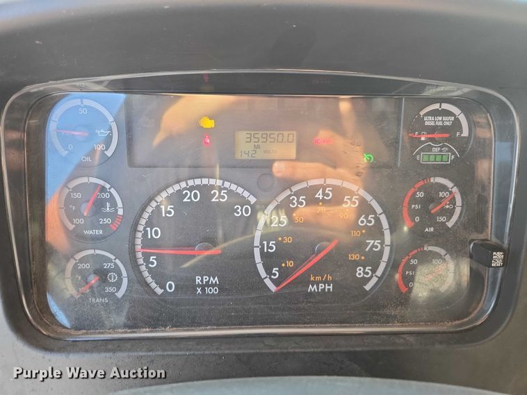 image for item EU4589 2015 Freightliner Business Class M2 street sweeper truck