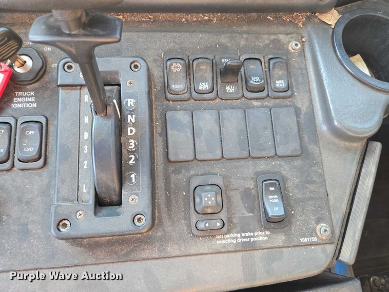 image for item EU4589 2015 Freightliner Business Class M2 street sweeper truck