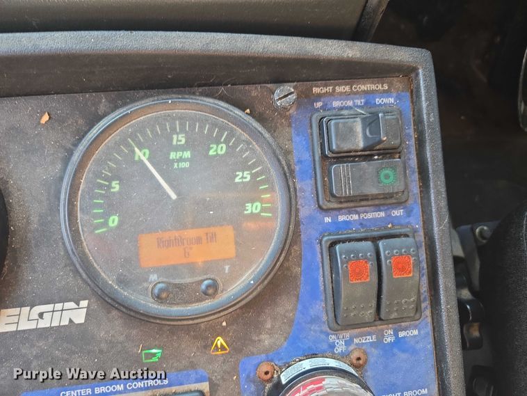 image for item EU4589 2015 Freightliner Business Class M2 street sweeper truck