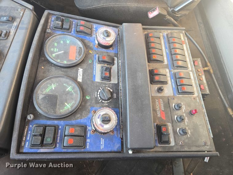 image for item EU4589 2015 Freightliner Business Class M2 street sweeper truck