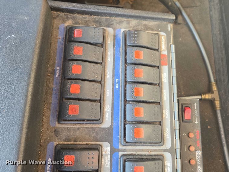 image for item EU4589 2015 Freightliner Business Class M2 street sweeper truck