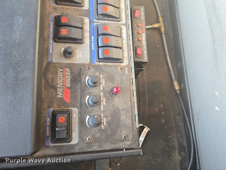 image for item EU4589 2015 Freightliner Business Class M2 street sweeper truck