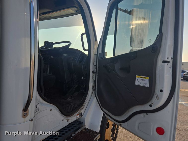 image for item EU4589 2015 Freightliner Business Class M2 street sweeper truck