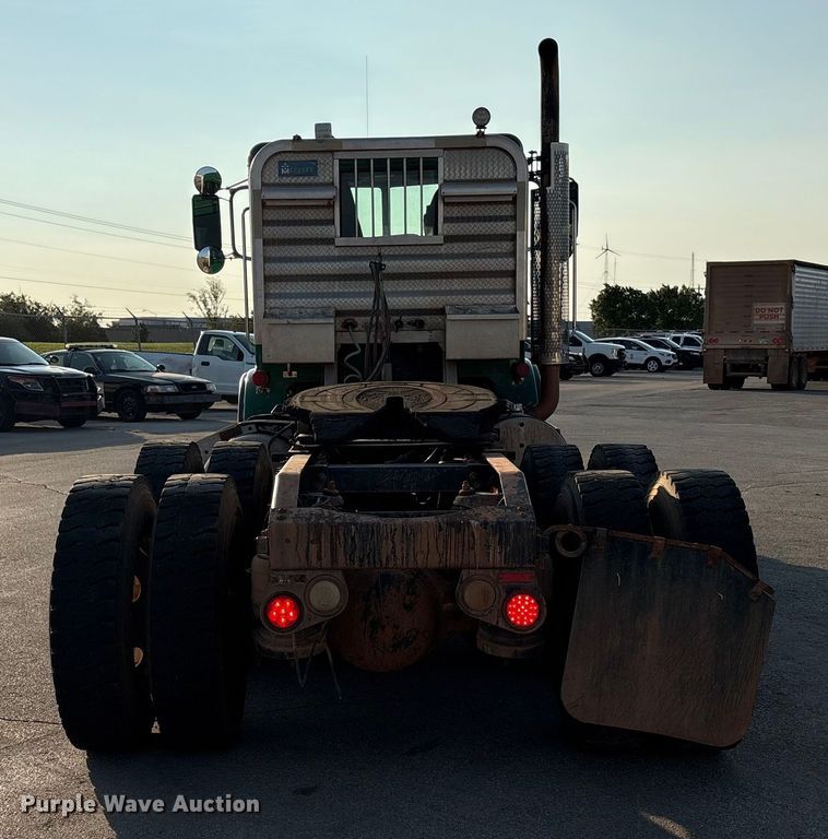 image for item EU4590 2016 Peterbilt 365 semi truck