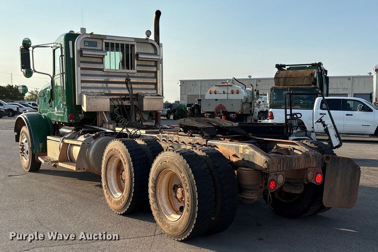 image for item EU4590 2016 Peterbilt 365 semi truck