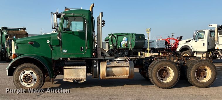 image for item EU4590 2016 Peterbilt 365 semi truck