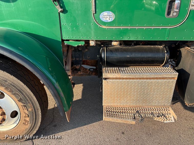 image for item EU4590 2016 Peterbilt 365 semi truck