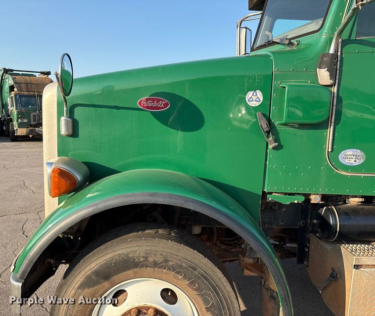 image for item EU4590 2016 Peterbilt 365 semi truck