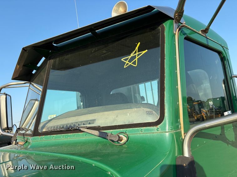 image for item EU4590 2016 Peterbilt 365 semi truck