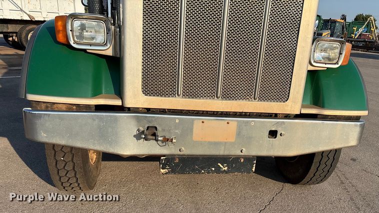 image for item EU4590 2016 Peterbilt 365 semi truck